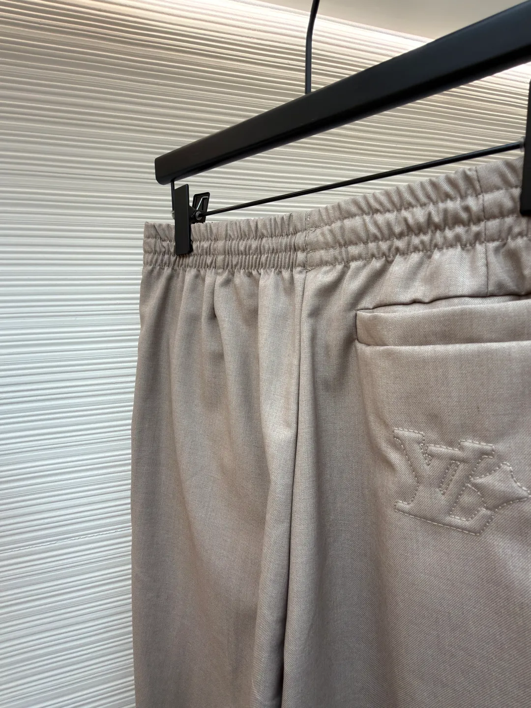 LOUIS VUITTON khaki wool casual trousers ●Item number: 1680060-A95 ●Fabric: wool fabric ●Technology: Positioned cutting machine ●Version: fitted version ●Weight: about 460 grams ●Size: 44-46-48-50 ●Description: Fabric has always been a particularly important part of our products. It is also the foundation for the rise of tall buildings. The materials we use are quite solid. Nearly 100% sheep wool is blended with polyester and polyester to ensure the drape of the trousers. The comparison of the sample in Figure 2 is only slightly red. The specifications are exclusively custom-woven and there is no difference. The pockets and trims are cut according to the Italian old-money style craftsmanship standards. The back pockets are embellished with embossed logos. The focus is to restore the pleats and iron marks on the front, giving it a full texture. The overall wiring is straight and delicate, the fabric is comfortable and soft, and the color is consistent without color difference. It can be matched with the same style to create a fashionable look and control various occasions. Customized accessories, complete with three standards, same style for men and women!